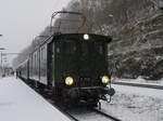 E 7710 hat in Bad Schandau umgesetzt am Sonderzug Lipsia Erlebnisreisen und wartet auf die Rückfahrt nach Dresden; 11.12.2022
