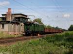 Die E 77 010 am 09.07.2011 mit einem Fotogterzug in Schkopau.