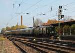 Im Rahmen einer Werkstattfahrt, kam die Dresdener Museumslok E77 10 am 29.10.2009 bis nach Leipzig. Die Aufnahme zeigt die Lok mit ihrem Zug bei der Durchfahrt durch den Bahnhof Leipzig-Sttteritz.