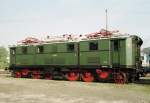 Die Museumslok E77 10 zum Dresdener Dampflokfest im Mai 2002. Von 56 gebauten Lokomotiven blieb nur dieses eine Exemplar erhalten und ist hier im Bw Dresden-Altstadt beheimatet.