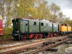 E 77 10 im Bw Glauchau, wieder eine Pause und wir durften uns andere historische Fahrzeuge anschauen. 26.10.2010