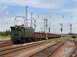 Die E 77 010 am 09.07.2011 mit einem Fotogterzug bei der Ausfahrt aus Merseburg.