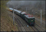 Ausgebremste Parallelfahrt: Die historischen Elektroloks E 7710 & E 94 088 (EZW) schoben den von Dampflok 58 1111-2 geführten Sonderzug DZ 26320 Dresden Hbf - Freiberg/Sachs über die letzten Meter der Tharandter Rampe nach. Der bis dahin nebenher gefahrene Güterzug wurde durch das  Halt  zeigende Einfahrsignal des Bf. Klingenberg-Colmnitz ausgebremst. Der entgegenkommende Planverkehr zwang den Fotogüterzug auf das Ausweichgleis rechts im Bild.