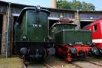 E95 02 (BR 195) und E94 056 (DR 254), auch  Deutsches Krokodil  genannt, stehen vor dem Lokschuppen des DB Museums Halle (Saale) anlässlich des jährlichen Sommerfests. [26.8.2017 - 14:42 Uhr]