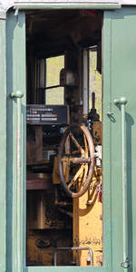 Die geöffnete Tür gewährt einen Blick auf den Führerstand von E94 080. (Eisenbahnmuseum Bochum-Dahlhausen, April 2018)