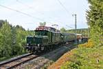 Mit dem Überführungszug DLr 61950 für den Speisewagen 1189 der IG 3-Seenbahn e.V. (Frankfurt (Main) Hbf - Seebrugg) fuhr am frühen Abend des 31.05.2020 die E94 088 (194 088-1/ex. ÖBB 1020 010-3) der EZW (Elektrischen Zugförderung Württemberg gGmbH) über die Dreiseenbahn am Windgfällweiher vorbei in Richtung Zielbahnhof.