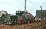 Bahnhof Dresden Mitte im August 1977: Das  Eisenschwein  254 058-1 vom Bw Leipzig-Wahren befördert einen Güterzug in Richtung Dresden-Friedrichstadt. Nach Kriegsende wurde sie 1946 zusammen mit anderen DR-Elektroloks als Reparationsleistung in die UdSSR transportiert und 1952 zurückgegeben. 1979 kam sie zum BKK Bitterfeld und wurde dort unter der Nr. 1-1122 eingesetzt. Heute steht sie im Eisenbahnmuseum Falkenberg (Neubearbeitung eines bereits veröffentlichten Bildes).