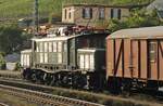 Von der Abendsonne beschienen steht die 194 158-2 abfahrbereit im Bahnhof Rüdesheim (18.09.2021)