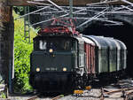 Die Elektrolokomotive 194 158-2 zog Mitte Juni einen Sonderzug von Hamm nach Essen und ist hier auf der Rückfahrt in Essen-Stadtwald zu sehen.