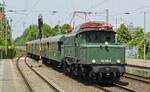 Am 29.05.2023 waren die Hammer Eisenbahnfreunde mit einem von der 194 158-2 geführten Sonderzug vom Hamm nach Köln unterwegs, hier bei der Durchfahrt in Neuss-Norf. Gruß zurück ans Lokpersonal!