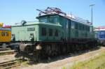 Fahrzeugparade in Nrdlingen zum 40-Jhrigen: E 94 135 mit  Trabi -Bremslichtern... (so ein  fachkundiger  Ost-Eisenbahnfreund neben mir zu seinem Sohn) im Lokportrait. Ideen gibts... (13.06.2009) 