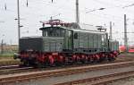 E94 056 steht am 11.08.2009 auf dem Vorfeld des Leipziger Hauptbahnhofs.