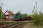 254 052 am 01.05.2010 mit Gterzug bei der Einfahrt in Gommern