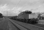 194 178-0 zieht am 15. September 2010 mehrere offene Gterwagen durch Kronach.