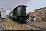 E 95 02 des Verkehrsmuseums Dresden, betreut durch die Traditionsgemeinschaft Bw Halle P e.V., steht anlässlich des Sommerfests des DB Museums Halle (Saale) unter dem Motto  Diesellokomotiven der