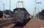104 022 in Bad Bentheim unter umschaltbarer NS-Oberleitung (6.8.1979).