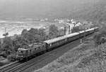 Eine Sensation Rhein war Anfang der 1980er Jahre der Militärzug Dm 38238 von Würzburg nach Koblenz-Lützel, der (fast !) immer mit 118 gefahren wurde und regelmäßig an jedem 1. Werktag im Quartal verkehrte, um wehrpflichtige Rekruten einzusammeln. Hier am 1.10.1981 mit 118 025 am Bank-Tunnel bei St. Goar.