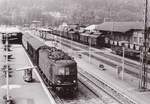 118 032-2 ist am 8.8.1981 auf Gleis 3 mit einem Nahverkehrszug von der Fußgängerbrücke in Eberbach herab fotografiert worden. 
Bildrechte Rudolf Pavel