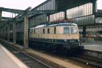 118 013-2 in türkis-beiger Farbgebung steht im Mai 1978 abfahrbereit nach Würzburg im Stuttgarter Hauptbahnhof