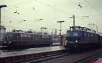 Im April 1979 treffen sich 118 022-3 und 151 028-8 im Bahnhof Bamberg