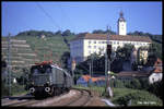 Am 27.5.1990 kam E 44002 mit dem BDEF Sonderzug nach Bad Friedrichshall vor der Deutschordensburg in Gundelsheim vorbei.