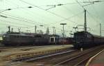 Gut besetzt sind die Gleise im Bahnhof Bamberg am 07.04.1979: von links nach rechts warten 150 139-4, 144 117-9, eine VT 98-Garnitur und 144 107-0 auf ihre Ausfahrt, während eine 211/212 an ihnen