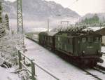 Am 30.12.1977 ist 144 509-7 im damals noch bestehenden Bahnhof Hallthurm eingefahren