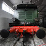 Die 1942 bei Henschel gebaute Elektrolokomotive 244 139-2 ist Teil der Ausstellung im Oldtimermuseum Prora. (November 2022)