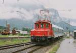 11. Juni 1994, auf dem Bahnhof und im Bw Garmisch-Partenkirchen fand an einem verregneten Samstag eine historische Fahrzeugschau statt.  Unter Strom  stand auch die rote E 69 03 mit einem Nahverkehrswagen.