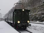 E 7710 hat in Bad Schandau umgesetzt am Sonderzug Lipsia Erlebnisreisen und wartet auf die Rückfahrt nach Dresden; 11.12.2022  