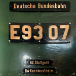 Schilder an der Elektrolokomotive E93 07. (Eisenbahnmuseum Koblenz, September 2021)