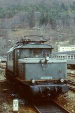 Bis 1984 wurden die letzten E 93 im Schubdienst auf der Geislinger Steige eingesetzt. Hier wartet 193 008-0 an einem Wintertag Ende der 1970er Jahre im Gleisvorfeld des Bahnhofes Geislingen auf den nächsten Einsatz.