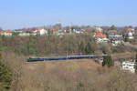 Am 23.03.2019 zieht 194 088 ihren Sonderzug über die Stuttgarter Panoramabahn unterhalb des Wohngebietes Dachswald in Richtung Rottweil.