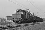 Am 14. Januar 1983 befördert Lok 254 154 der DR auf der Bahnstrecke Dresden – Leipzig bei Oberau einen Güterzug in Richtung Dresden.