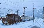 Mit einem Nahverkehrszug aus Mittenwald trifft 194 109-5 Anfang Januar 1979 in Garmisch-Partenkirchen ein. Links im Hintergrund sieht man noch zwei bayerische Ausfahrsignale. Die Lok wurde am 20.10.1943 abgenommen und gehörte zum Zeitpunkt der Aufnahme zum Bw Ingolstadt, wo sie auch am 15.05.1987 ausgemustert wurde.