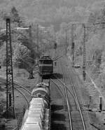 Ebenfalls mit einem Pfiff löst sich 194 581 vor dem Schwarzkopftunnel vom Zug (10.8.1983).