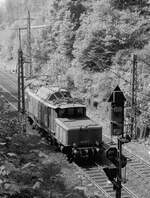 194 581 ist vor dem Tunnel zum Stehen gekommen, der Lokführer wechselt den Führerstand und fährt als  zurückkehrende Schiebelok  wieder nach Laufach, um auf die nächste Schubleistung zu warten (10.8.1983).