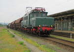 LEG 254 052-4 mit einem Fotogüterzug von Halle (S) nach Camburg (S), am 02.05.2010 beim Betriebshalt in Naumburg (S) Hbf.