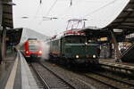 E94 088 steht mit einem Dampfsonderzug in Neustadt(Weinstr)Hbf zur Fahrt nach Ludwigshafen(Rh)Hbf bereit. Nebenan steht 425 217-7 im Nebel der Dampfheizung. (01.10.2022)