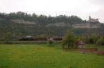 254 052 am 02.05.2010 mit Güterzug bei Saaleck mit Rudelsburg im Hintergrund