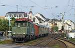Am 18.09.2021 fährt die 194 158-2 in den Bahnhof Rüdesheim ein (Bildausschnitt, Hinweis zum Standort: jenseits der Bahnschranke)