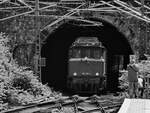 Die Elektrolokomotive 194 158-2 kommt gerade aus dem Stadtwald-Tunnel.