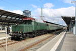 E94 088 erreicht am 03.10.2022 mit einem Sonderzug von Ludwigshafen(Rh)Hbf den Hauptbahnhof von Kaiserslautern.