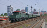 Lokomotive 194 158-2 der Hammer Eisenbahnfreunde am 29.05.2023 mit einem Sonderzug vor der Skyline von Düsseldorf.