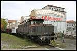 Im Freigelände des DB Museum in Nürnberg stand am 29.10.2023 die E 94281 vor einigen historischen Güterwagen.