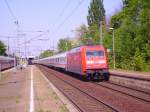 101 019-8 schiebt den IC 2310 durch Elmshorn. 27.04.07