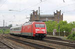 101 105 passiert mit einem InterCity den Bahnhof Minden (Westfalen) ohne Halt.