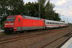 101 143-6 DB als IC 1913 (Linie 32) von Berlin Ostbahnhof nach Köln Hbf wartet im Bahnhof Biederitz auf Weiterfahrt.