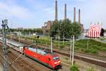 101 098-2 als IC 141 (Linie 77) von Amsterdam Centraal nach Berlin Ostbahnhof in Wolfsburg auf der Bahnstrecke Berlin–Lehrte (KBS 300), im Hintergrund das Volkswagen-Werk. Aufgenommen von der Stadtbrücke. [19.7.2017 - 11:58 Uhr]