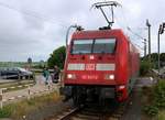 101 041-2 als IC 2206  Norderney  (Linie 35) von Koblenz Hbf bzw. RE 52206 von Leer(Ostfriesl) hat vor wenigen Minuten seine Endstation Norddeich Mole erreicht und schiebt den Zug nun mit Schlusssignal für Rangierfahrten in die Abstellung des Bahnhofs Norddeich. [25.7.2017 - 12:19 Uhr]